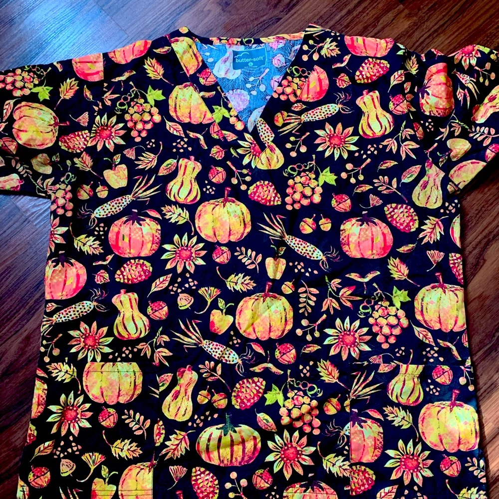 Women’s scrub top Fall Leaves Thanksgiving size Large non smoking home